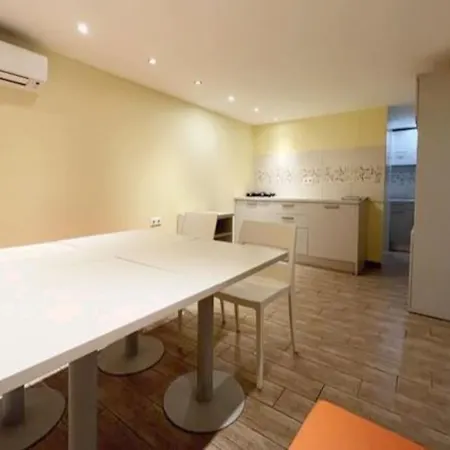 Central Budapest- Podmaniczky Unit 4 *